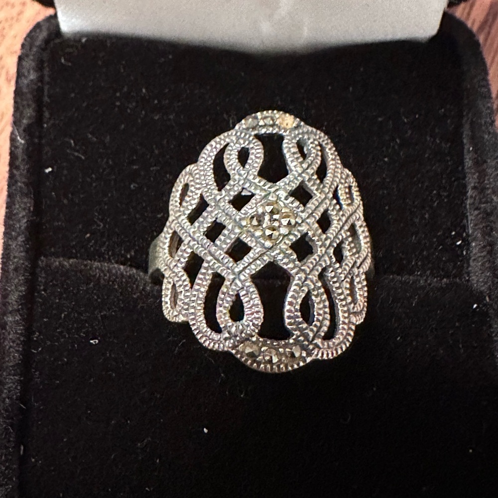 Elegant Silver  marcasite Filigree Ring
